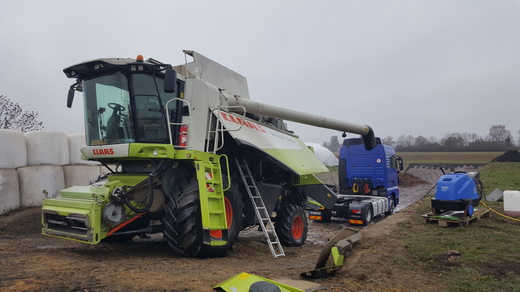 CLAAS LEXION 550 při očistě po sezóně.