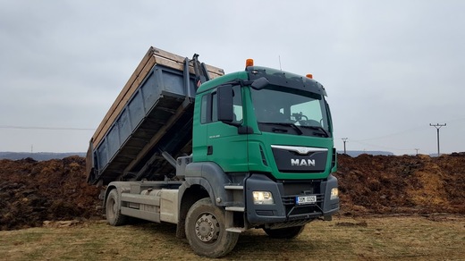 MAN TGS 18.400 4x4 při vyvážení hnoje.